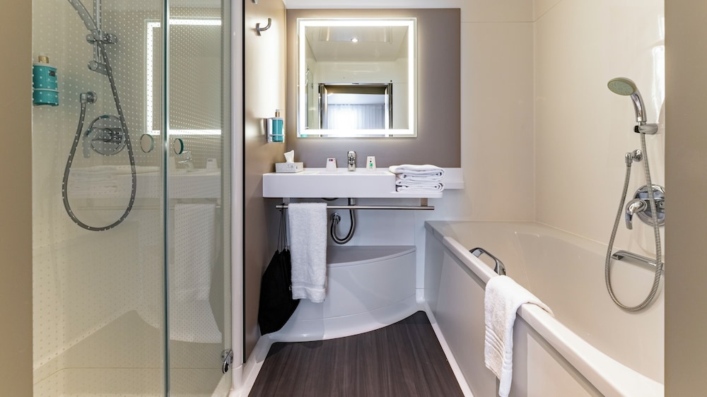 Suite Ejecutiva - cama king - size y sofá que se convierte en 2 camas individuales del hotel Novotel Suites Reims Centre. Foto 10