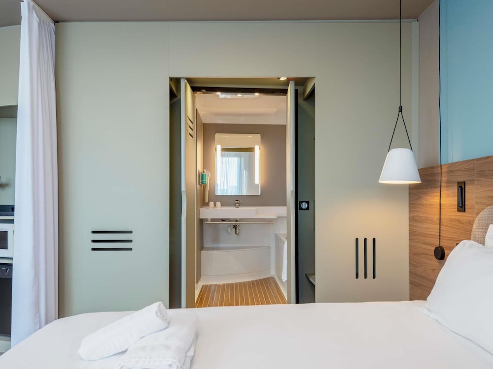 Suite Superior con 1 cama doble y 1 sofá - cama del hotel Novotel Suites Nancy Centre. Foto 3