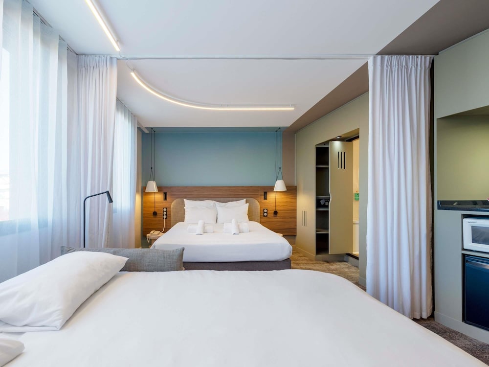 Suite Superior con 1 cama doble y 1 sofá - cama del hotel Novotel Suites Nancy Centre. Foto 4