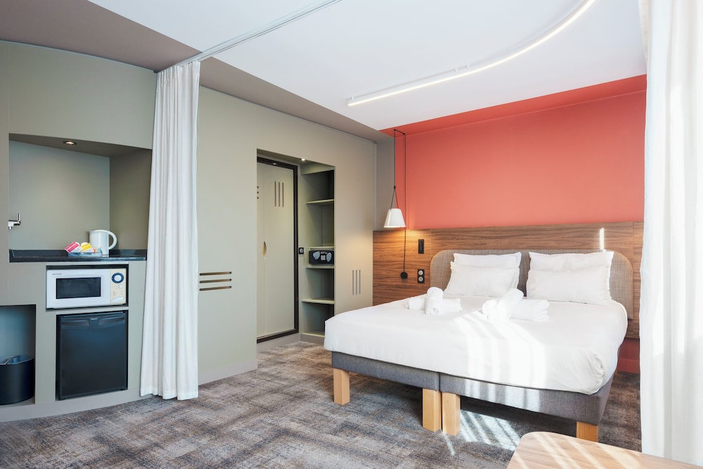Suite Superior con 1 cama doble y 1 sofá - cama del hotel Novotel Suites Nancy Centre. Foto 5