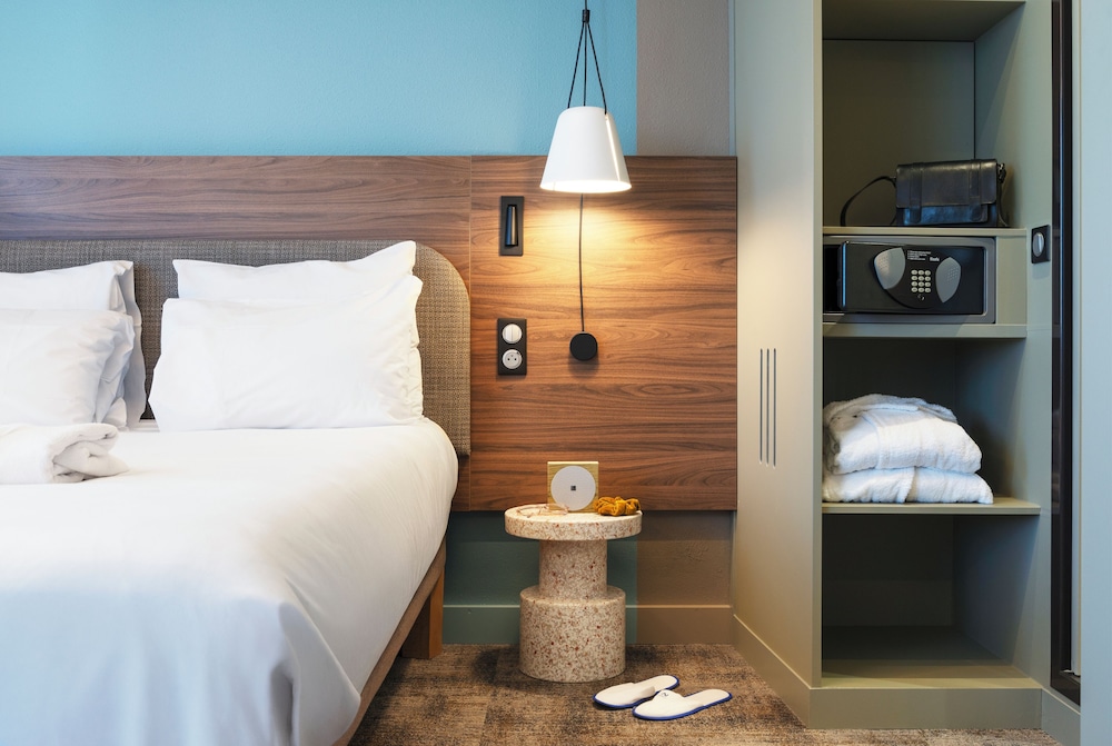 Suite Ejecutiva con 1 cama doble y 1 sofá - cama del hotel Novotel Suites Nancy Centre. Foto 1