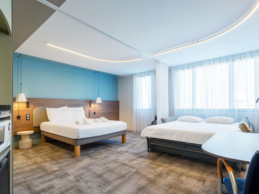 Suite Ejecutiva con 1 cama doble y 1 sofá - cama del hotel Novotel Suites Nancy Centre. Foto 4
