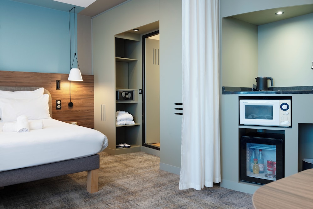 Suite Ejecutiva con 1 cama doble y 1 sofá - cama del hotel Novotel Suites Nancy Centre. Foto 5