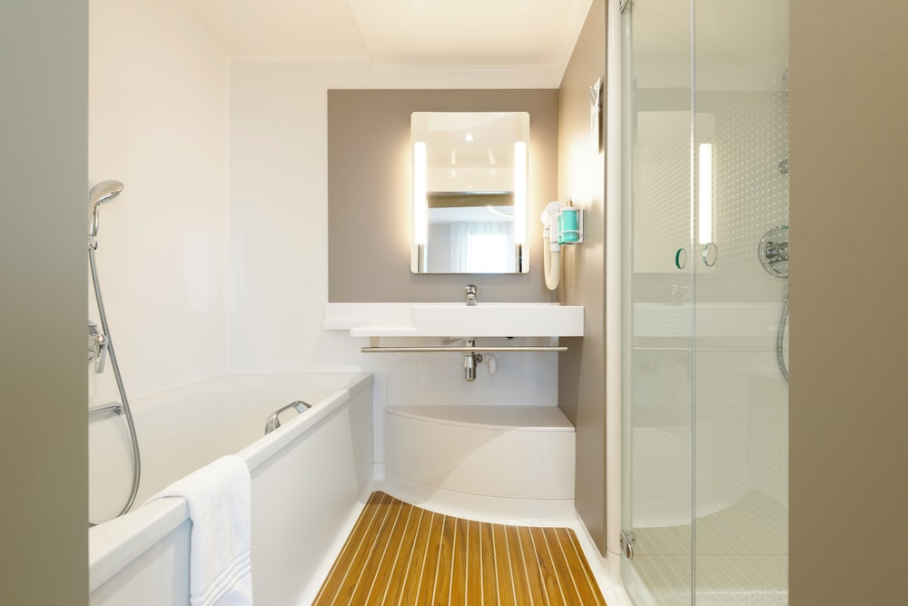 Suite Ejecutiva con 1 cama doble y 1 sofá - cama del hotel Novotel Suites Nancy Centre. Foto 6