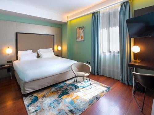 Superior Family Room with One Double and One Double Sofa Bed del hotel Splendid Lac D'annecy - Handwritten Collection. Foto 1