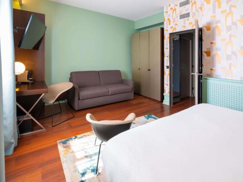 Superior Family Room with One Double and One Double Sofa Bed del hotel Splendid Lac D'annecy - Handwritten Collection. Foto 3
