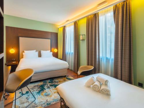 Superior Family Room with One Double and One Double Sofa Bed del hotel Splendid Lac D'annecy - Handwritten Collection. Foto 4