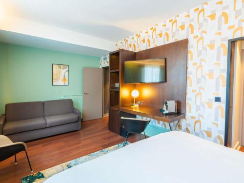 Superior Family Room with One Double and One Double Sofa Bed del hotel Splendid Lac D'annecy - Handwritten Collection. Foto 5