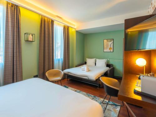 Superior Family Room with One Double and One Double Sofa Bed del hotel Splendid Lac D'annecy - Handwritten Collection. Foto 6