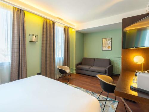 Superior Family Room with One Double and One Double Sofa Bed del hotel Splendid Lac D'annecy - Handwritten Collection. Foto 7