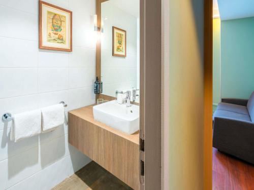 Superior Family Room with One Double and One Double Sofa Bed del hotel Splendid Lac D'annecy - Handwritten Collection. Foto 8