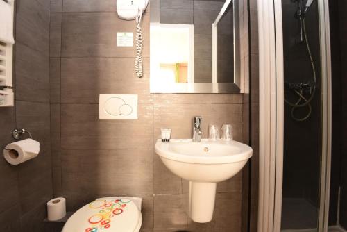 Habitación Doble - 2 camas del hotel AMELIE HOTEL. Foto 9