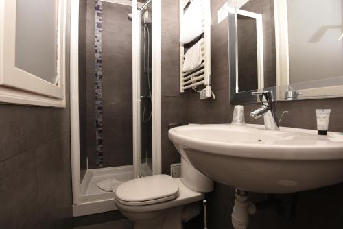 Habitación Doble - 2 camas del hotel AMELIE HOTEL. Foto 10
