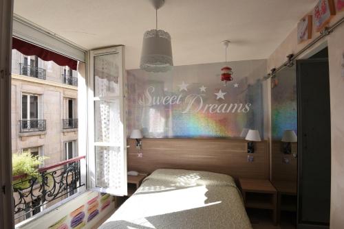 Habitación Doble del hotel AMELIE HOTEL. Foto 11