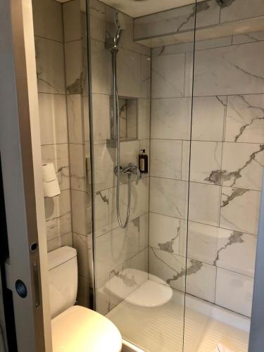 Habitación Doble con ducha del hotel AMIRAL-FONDARY. Foto 1