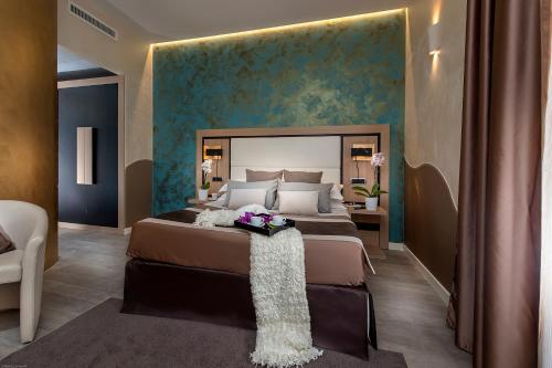 Habitación Doble Deluxe con bañera de hidromasaje del hotel Demetra. Foto 2