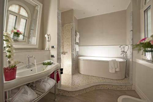 Habitación Doble Deluxe con bañera de hidromasaje del hotel Demetra. Foto 4