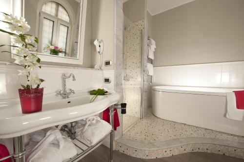 Habitación Doble Deluxe con bañera de hidromasaje del hotel Demetra. Foto 6