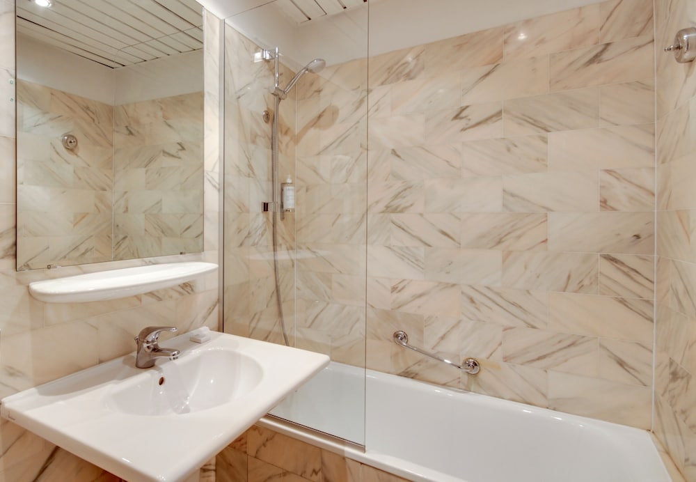 Habitación doble superior del hotel SEVRES SAINT GERMAIN. Foto 4