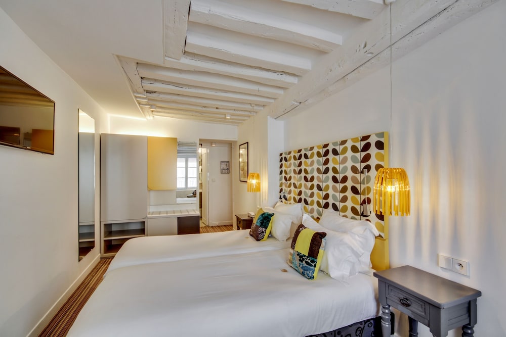 Habitación Deluxe con 2 camas individuales del hotel SEVRES SAINT GERMAIN. Foto 1