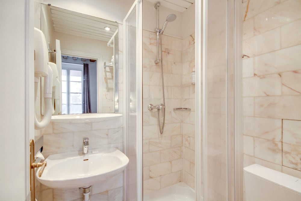 Habitación clásica doble del hotel SEVRES SAINT GERMAIN. Foto 5