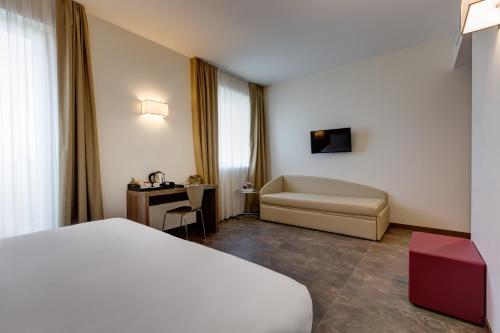 Habitación familiar 1 Cama queen Sofá Cama incluido del hotel Klima Milano Fiere. Foto 3