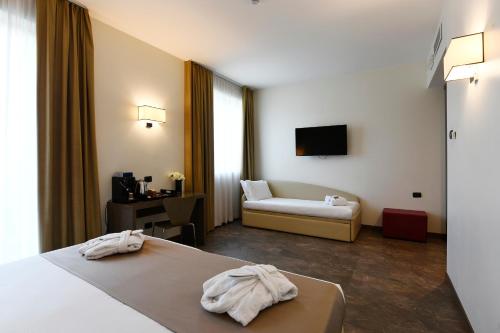 Habitación familiar 1 Cama king Sofá Cama incluido Agradable del hotel Klima Milano Fiere. Foto 1
