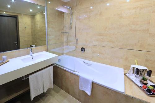 Habitación Triple Superior del hotel Klima Milano Fiere. Foto 3