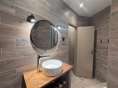 Habitación Triple del hotel ANGLETERRE. Foto 4