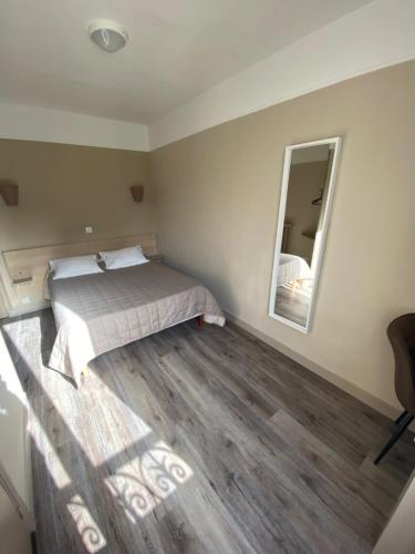 Habitación Doble del hotel ANGLETERRE. Foto 16