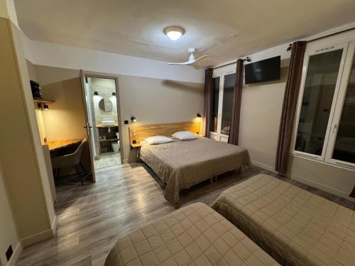Habitación cuádruple del hotel ANGLETERRE. Foto 1