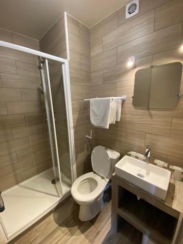 Habitación cuádruple del hotel ANGLETERRE. Foto 7