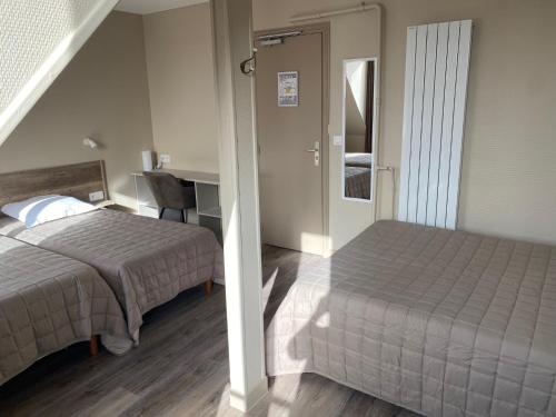 Habitación cuádruple del hotel ANGLETERRE. Foto 12