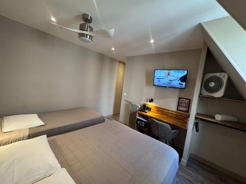 Habitación Triple del hotel ANGLETERRE. Foto 11