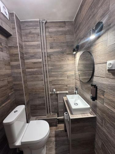 Habitación Triple del hotel ANGLETERRE. Foto 12