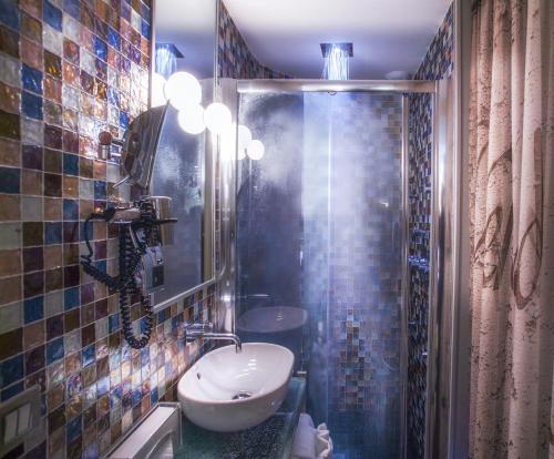 Habitación Doble Estándar con ducha de hidromasaje del hotel Apostrophe. Foto 3