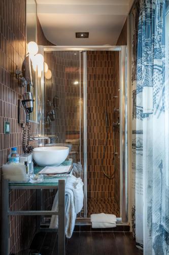 Habitación Doble Estándar con ducha de hidromasaje del hotel Apostrophe. Foto 9