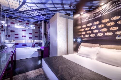 Habitación Doble con bañera de balneoterapia y cromoterapia. del hotel Apostrophe