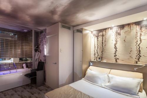 Habitación Doble con bañera de balneoterapia y cromoterapia. del hotel Apostrophe. Foto 5