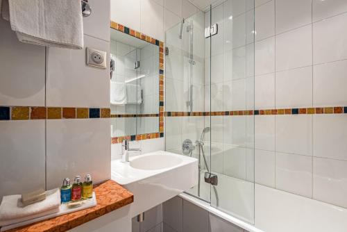 Habitación Doble Superior - Cama con dosel del hotel Saint Paul Rive Gauche. Foto 1