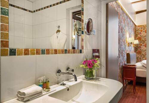 Habitación Doble Superior del hotel Saint Paul Rive Gauche. Foto 11