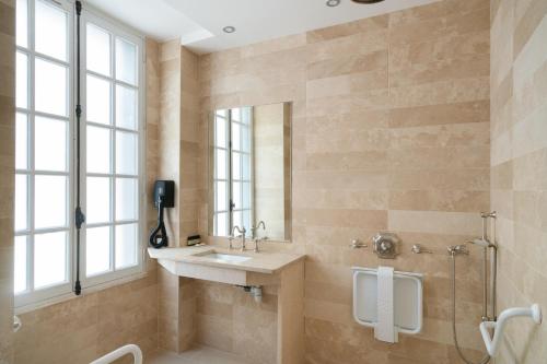 Habitación Doble Superior - Adaptada para personas de movilidad reducida del hotel SAINT LOUIS EN L'ISLE. Foto 1