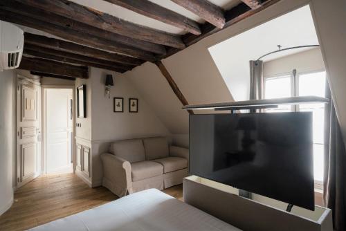 Habitación Triple Deluxe con balcón del hotel SAINT LOUIS EN L'ISLE. Foto 4