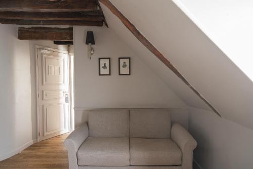Habitación Triple Deluxe con balcón del hotel SAINT LOUIS EN L'ISLE. Foto 9