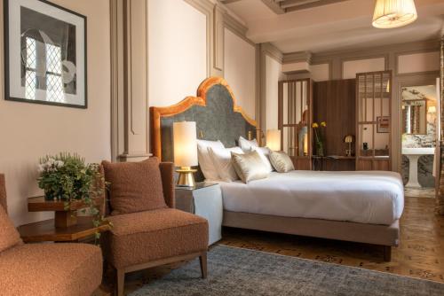 Suite con cama extragrande del hotel Saint Germain Des Pres