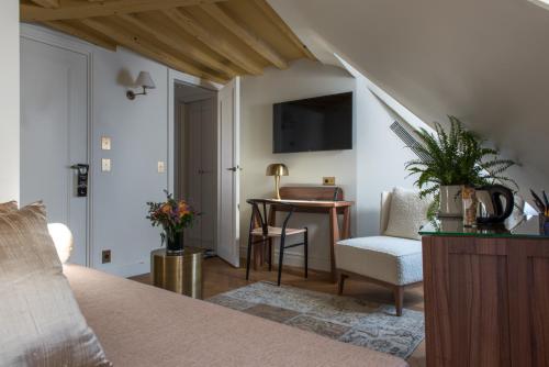 Suite con cama extragrande del hotel Saint Germain Des Pres. Foto 3