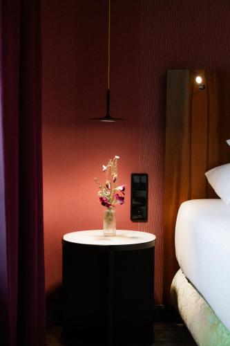 Habitación Doble con balcón y vistas al patio trasero del hotel Capricorno. Foto 4