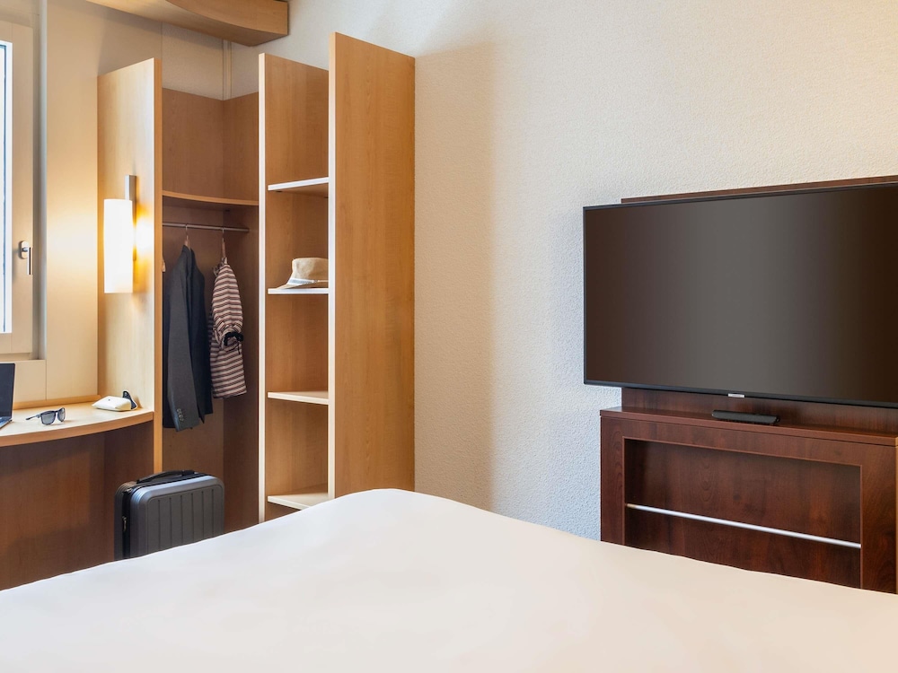 Habitación con 1 cama doble, 63x79 pulgadas 160x200 cm, nuevo concepto de descanso fácil del hotel Ibis Basel Bahnhof