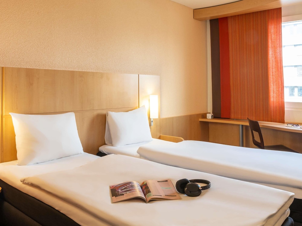 Habitación estándar con 2 camas individuales del hotel Ibis Basel Bahnhof