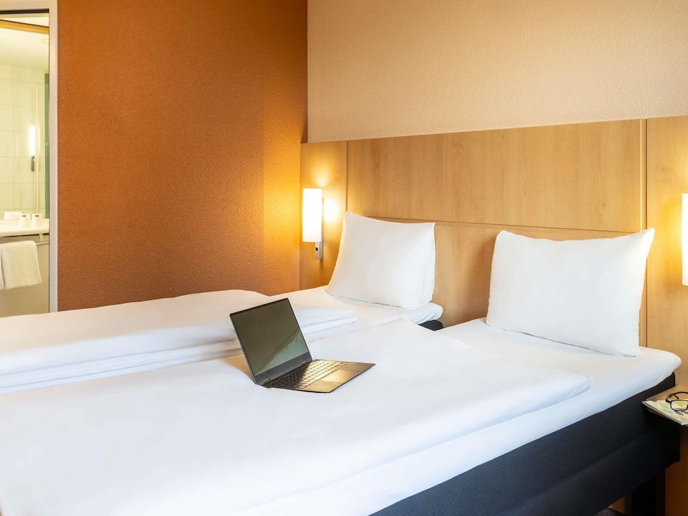 Habitación estándar con 2 camas individuales del hotel Ibis Basel Bahnhof. Foto 1